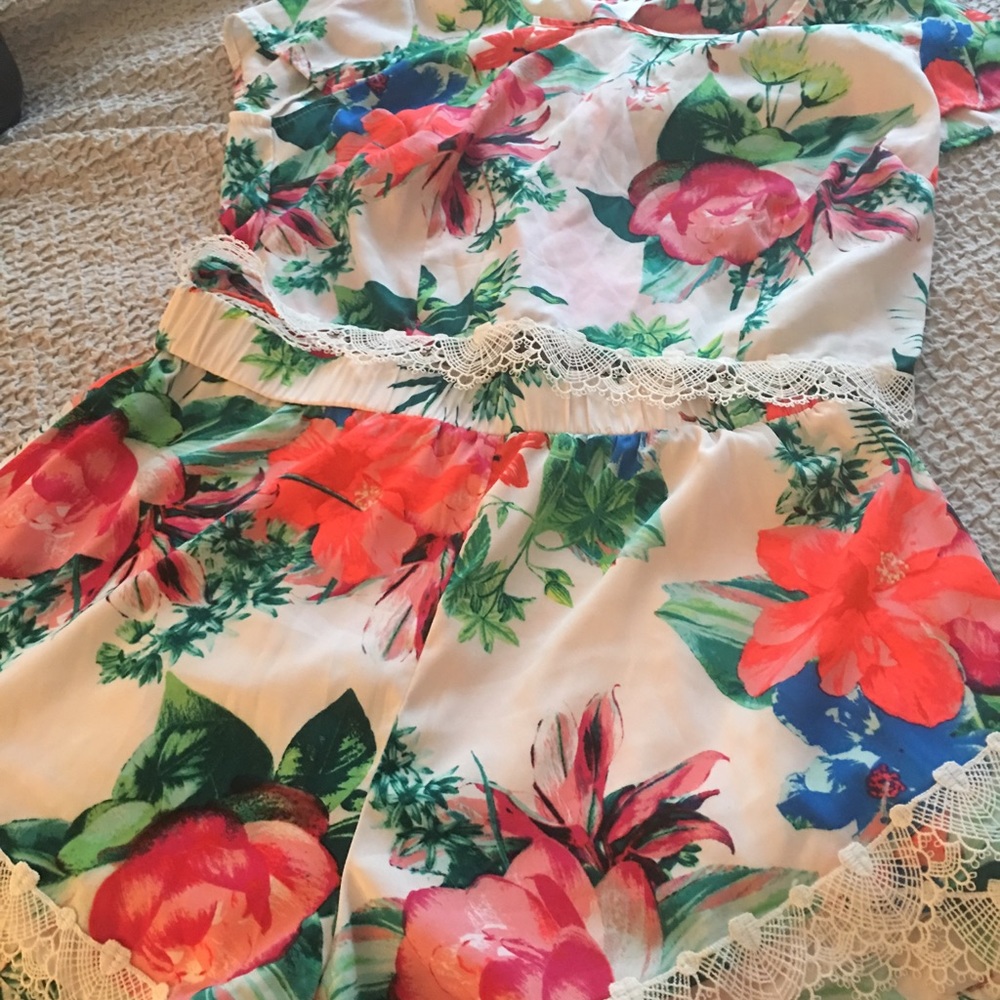 Bebe 2 piece floral set